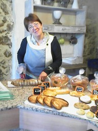 De bakker snijdt ons brood